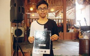 F-Ego Firnando dan piagam penghargaan sebagai runner up Beatbox Royale Singapore 2016-UisAdiDermawan SatelitNews