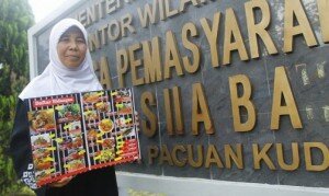 Kartini bin Murad, mantan narapidana kasus narkoba, menunjukkan menu depot miliknya. F-Foto: Gunawan Sutanto/Jawa Pos