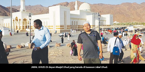 JABAL UHUD: Di depan Masjid Uhud yang berada di kawasan Jabal Uhud.Deddy/Satelitnews