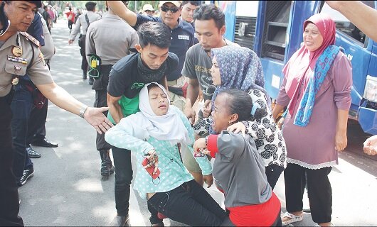f-Seorang wanita pingsan disela-sela amuk massa di depan PN Tangerang seusai pembacaan vonis pembunuh Eno Farihah-M Iqbal Satelit News